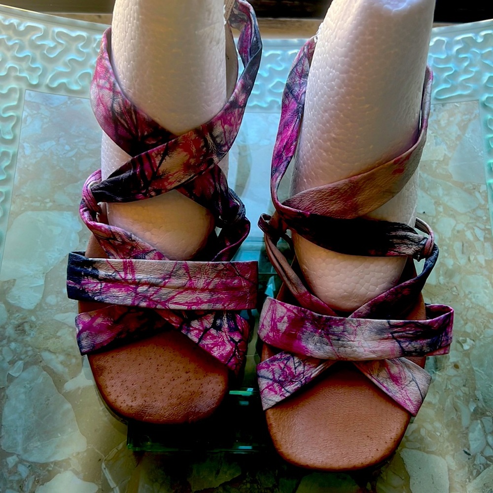 Leather sandals with pink and purple tie-dye design